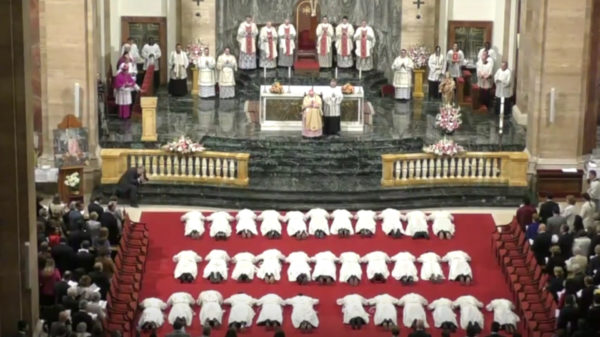 Weihe von 34 Priestern | © Printscreen Live-Übertragung Opus Dei