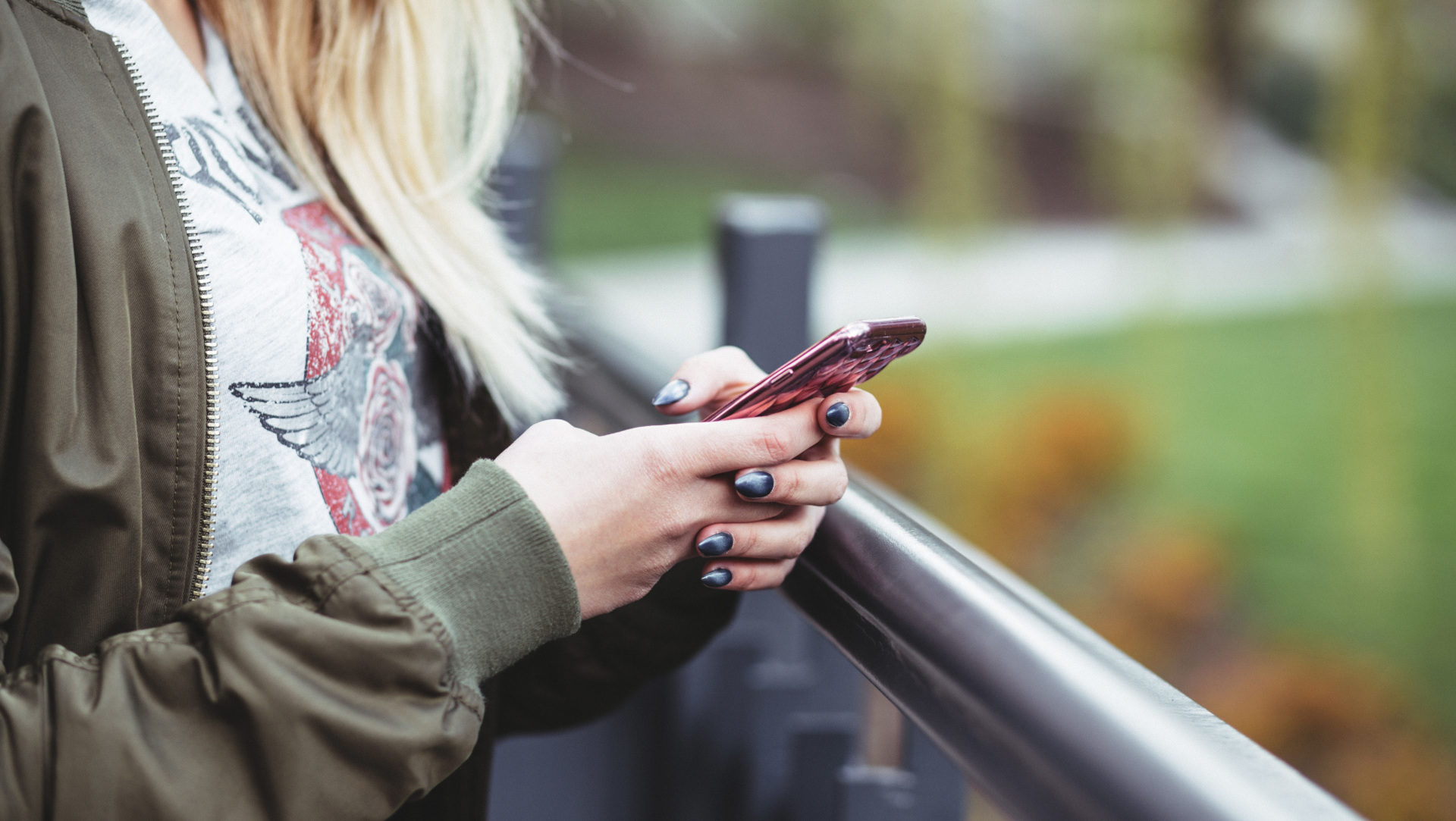 Frau mit Handy