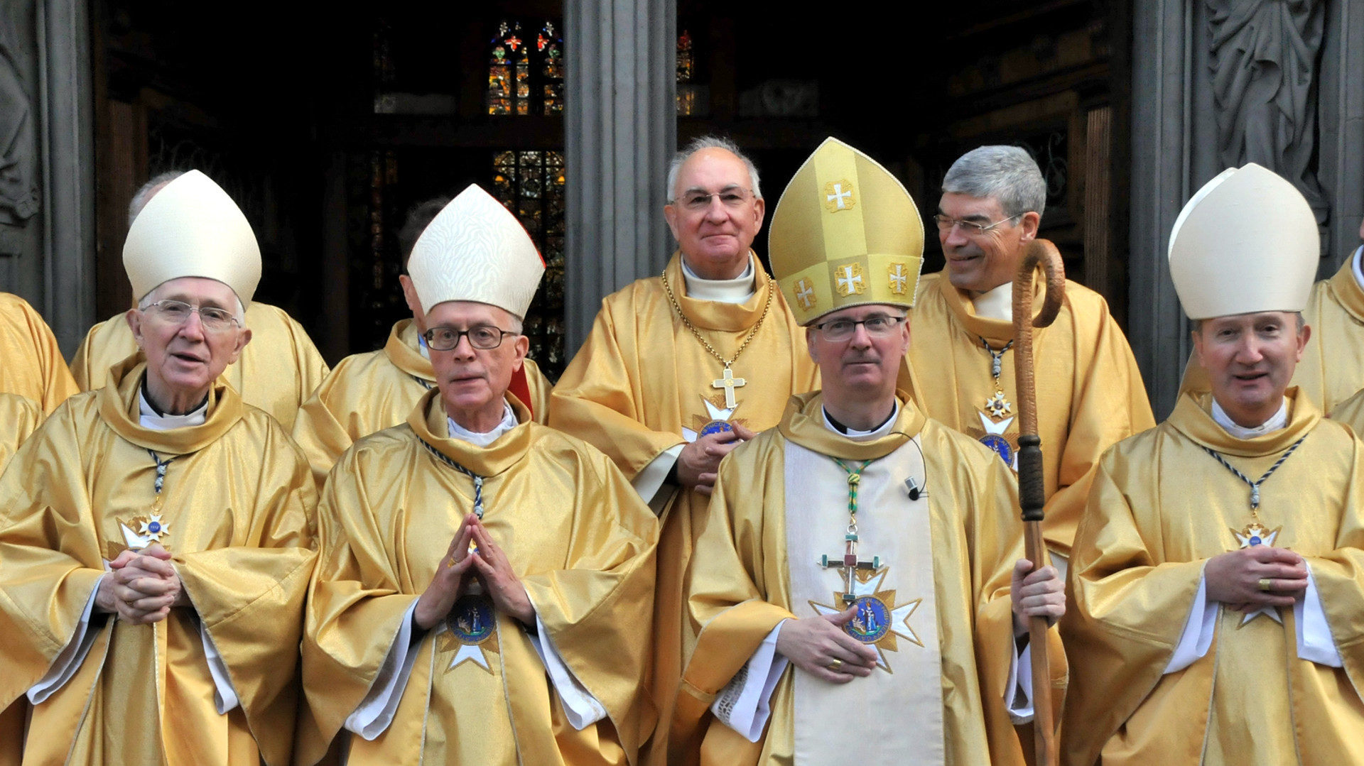 Peter Bürcher (rechts) neben Charles Morerod und anderen Westschweizer Bischöfen, 2014