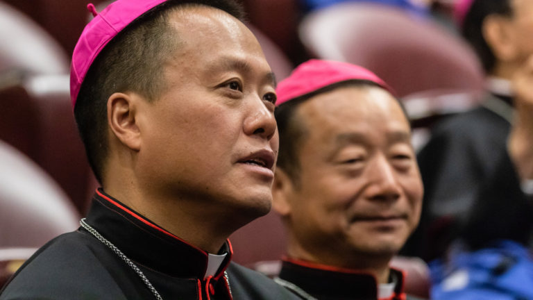 Chinesische Bischöfe an der Jugendsynode 2018: Guo Jincai (l.), Yang Xaoting (r.) | KNA