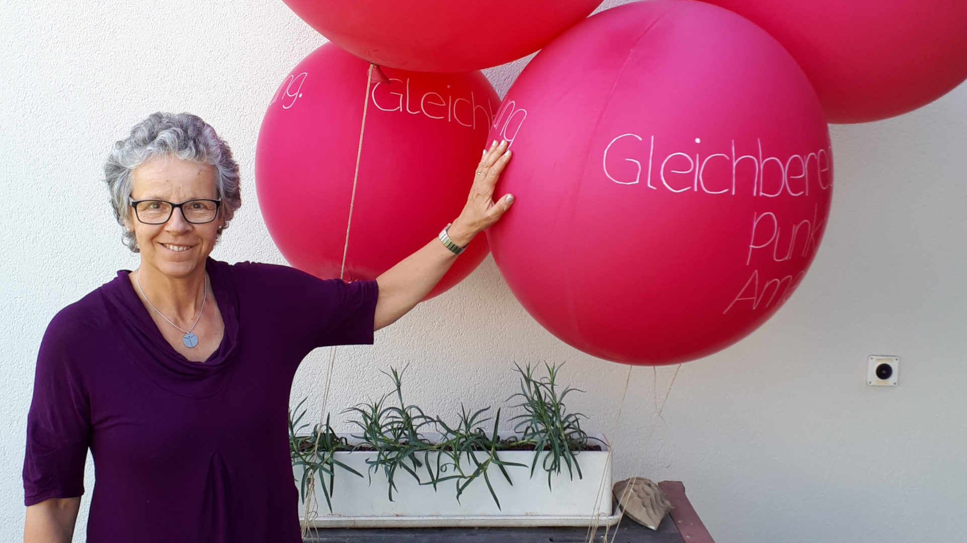 Simone Curau-Aepli war am Frauenstreiktag  mit einem pinken Ballon unterwegs.