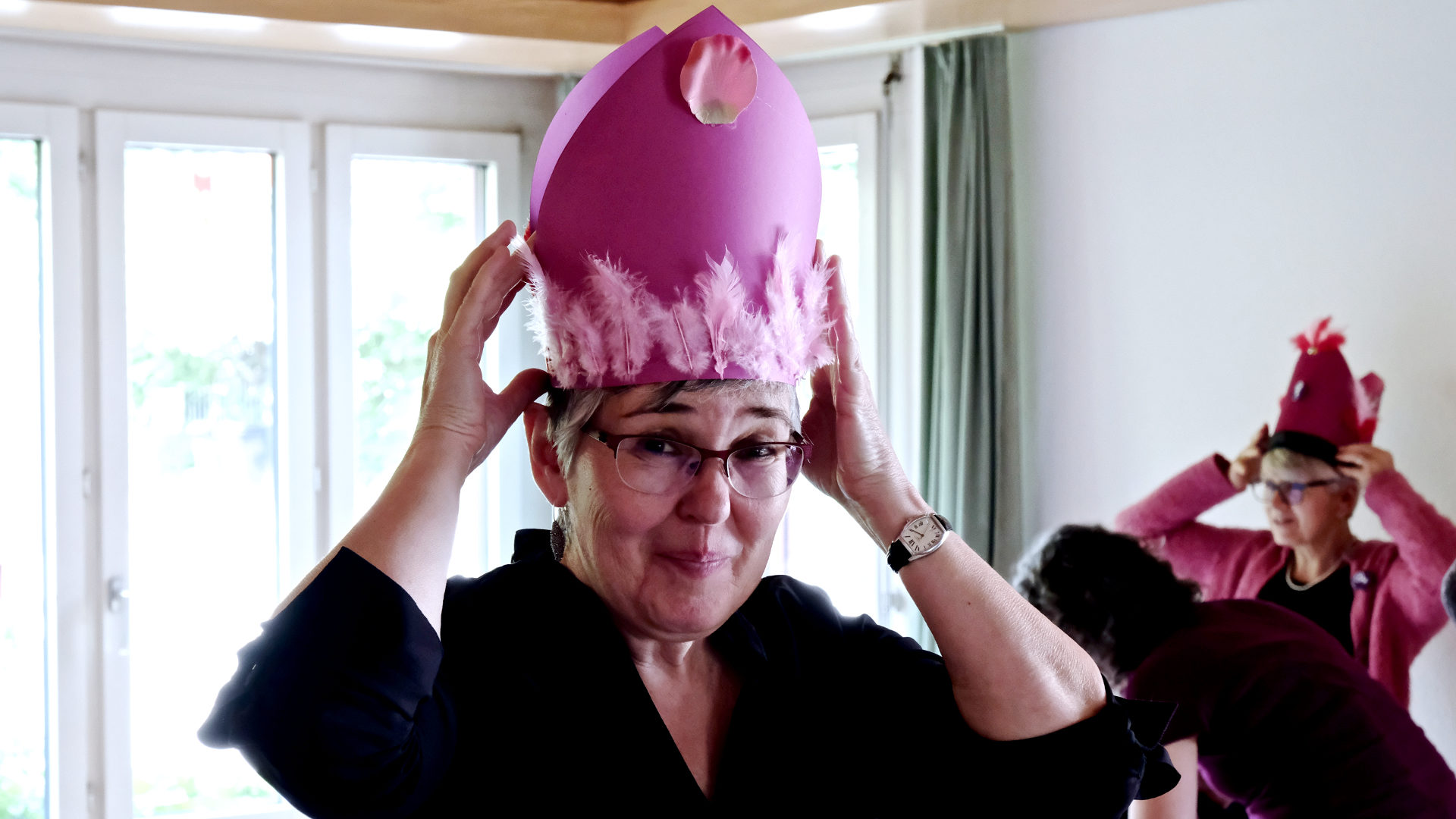 Die Basler Theologin Monika Hungerbühler mit pinker Mitra für den Frauenkirchenstreiktag.