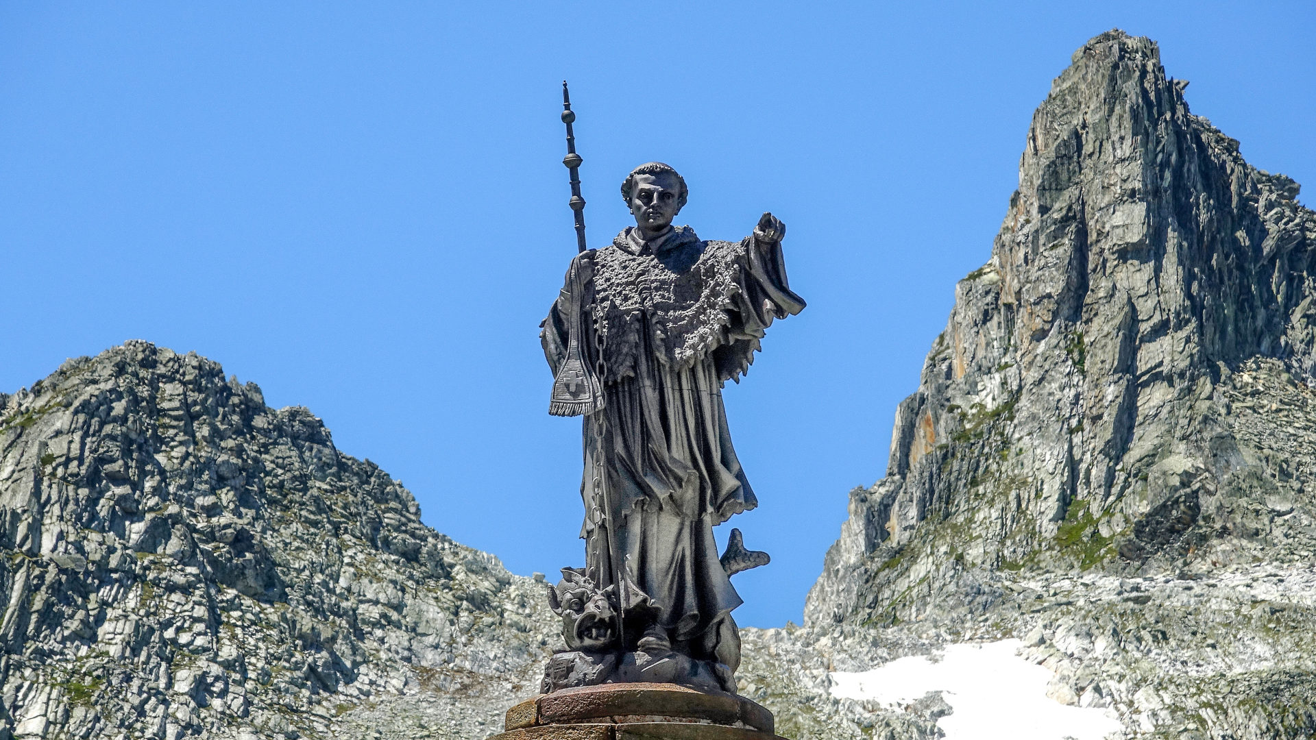 Statue des heiligen Bernhard von Menthon auf dem Grossen Sankt Bernhard