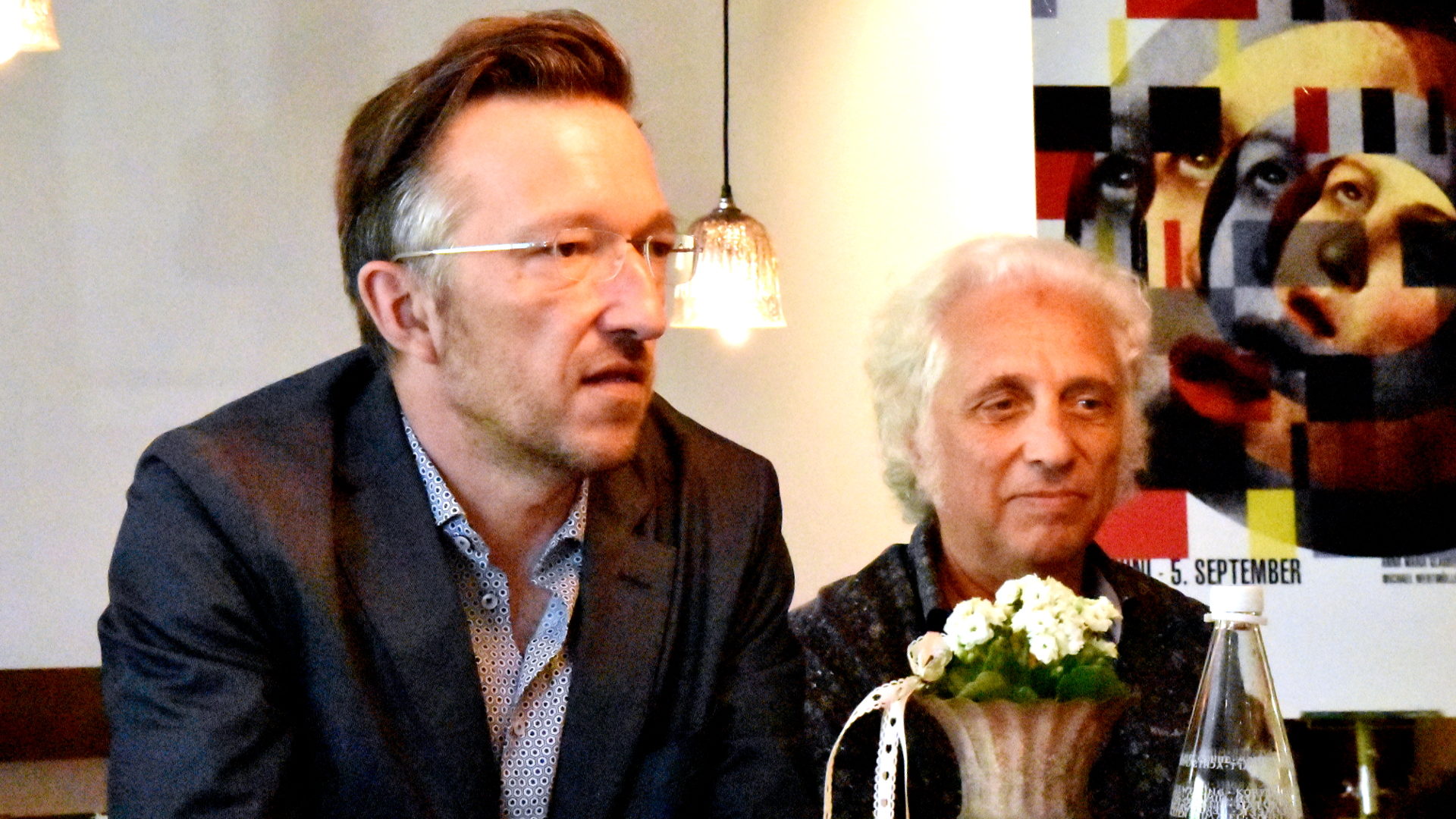 Autor Lukas Bärfuss (links) und Livio Andreina an der Medienkonferenz in Einsiedeln