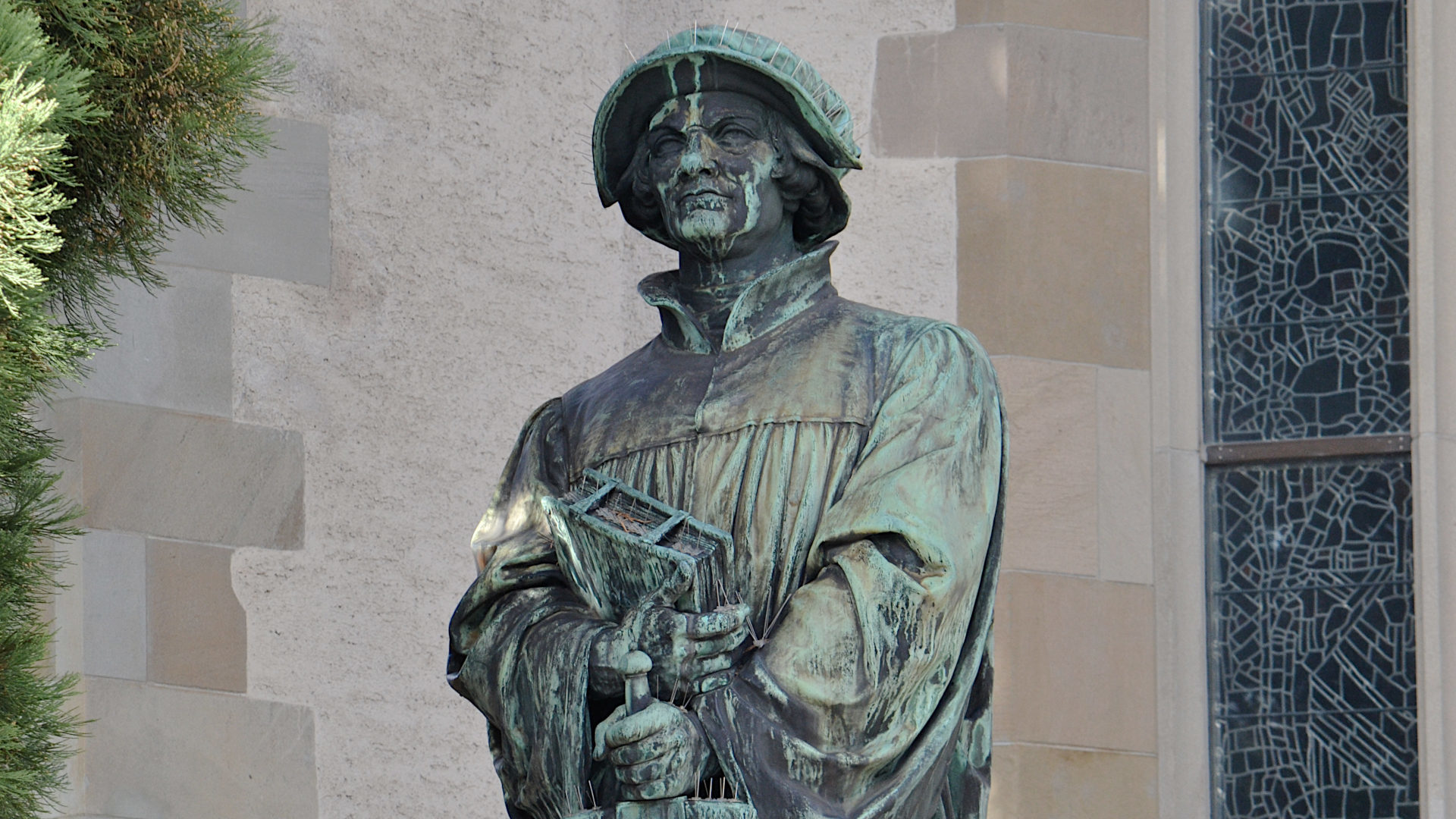 Zwingli-Denkmal vor der Wasserkirche in Zürich