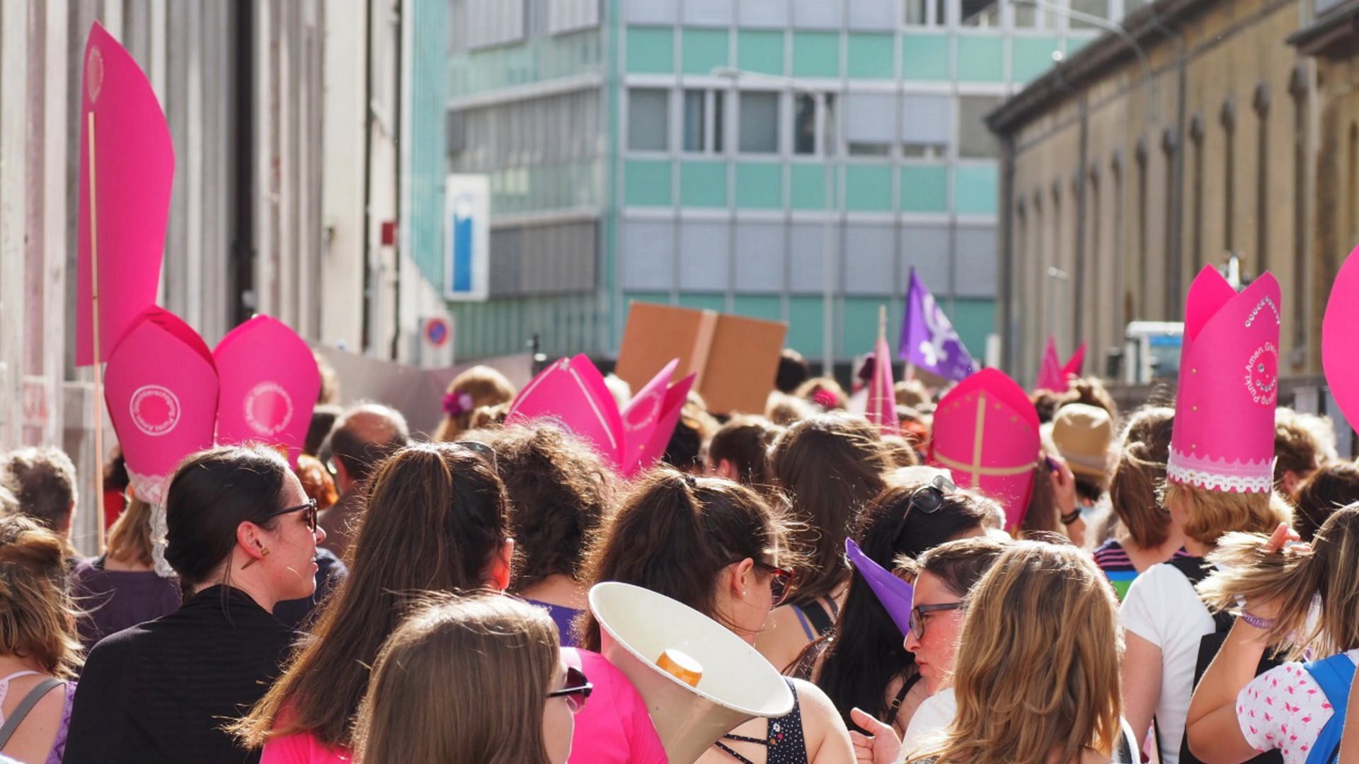 Die pinke Mitra als Symbol für die Gleichstellung der Frauen in der Kirche - Aargauer Kirchenfrauen am Frauenstreiktag im Juni 2019.