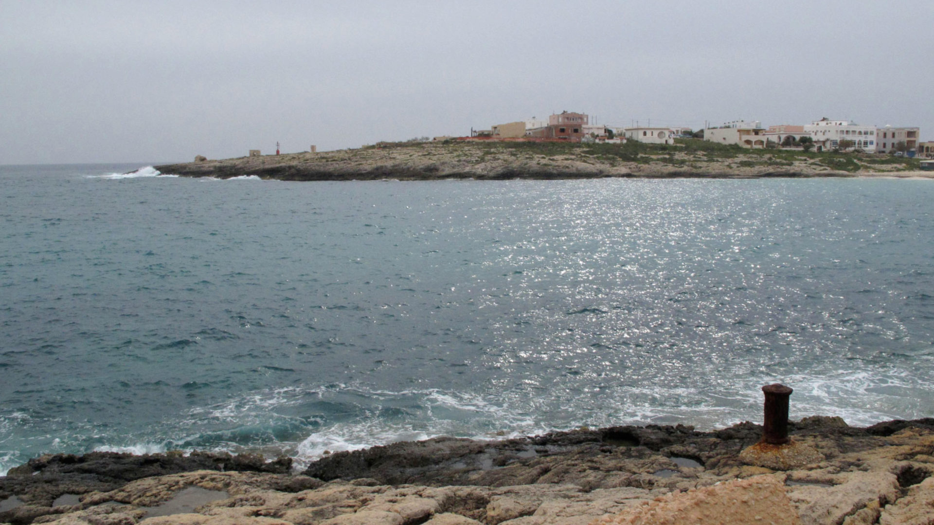 Die steinige Küste von Lampedusa