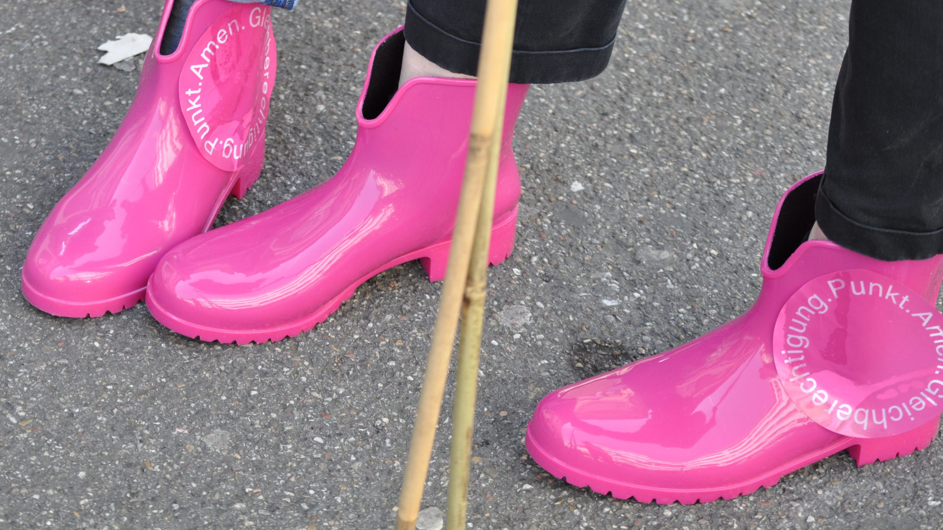 In pinken Stiefeln zum Frauenstreik