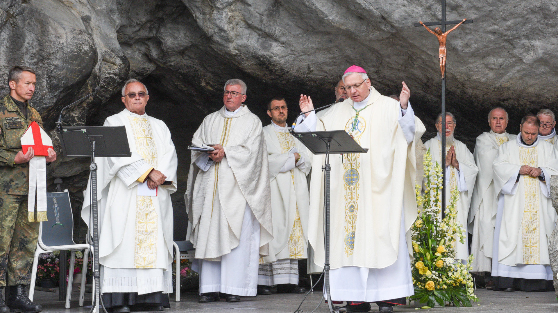 Militärbischof Werner Freistetter (m.) an der Soldatenwallfahrt in Lourdes 2017