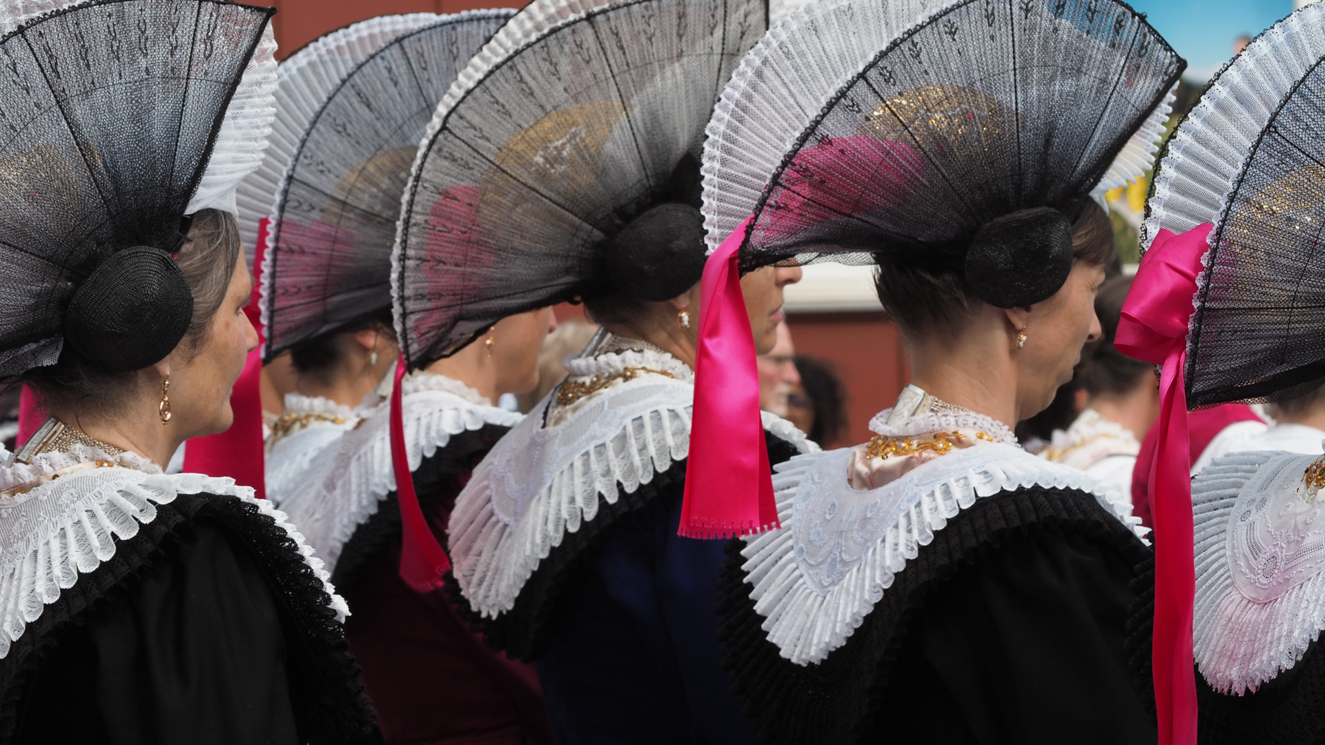 Verheiratete tragen eine rote Schleife - Fronleichnam in Appenzell