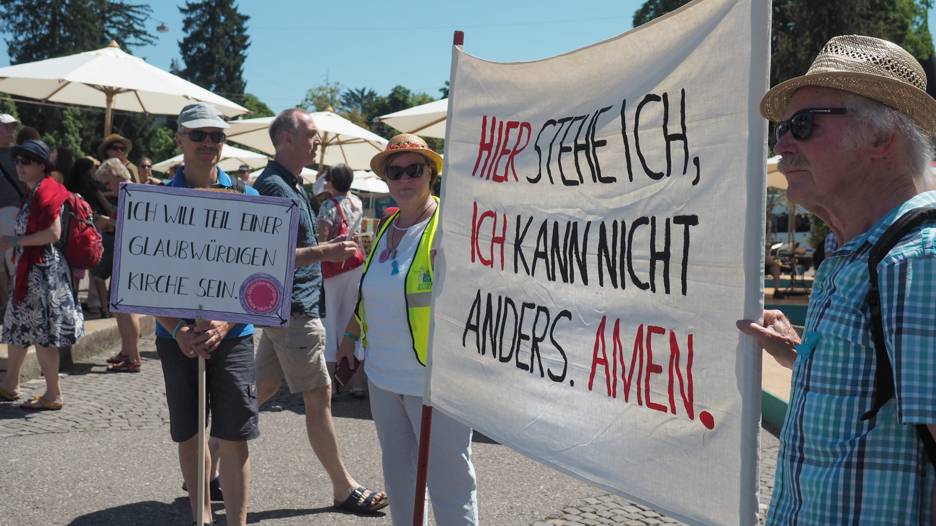 Katholikinnen und Katholiken demonstrierten für eine gerechtere, demokratischere Kirche.