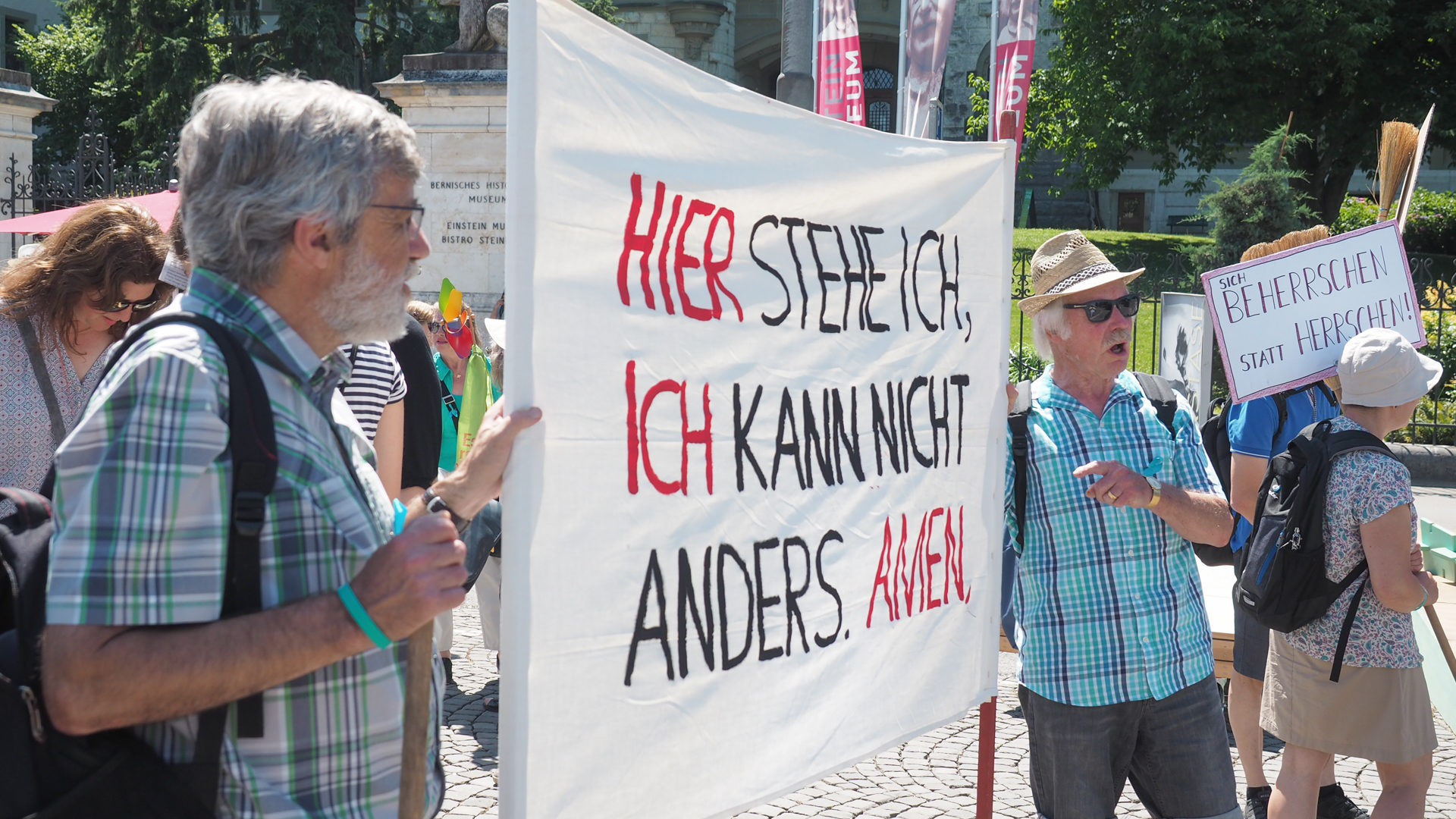 Zeichen gegen Missbrauch - Katholikinnen und Katholiken, darunter viele Theologen, demonstrierten für eine gerechtere, demokratischere Kirche.