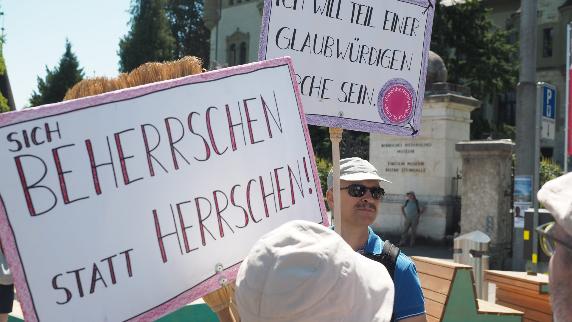 Zeichen gegen Missbrauch - Katholikinnen und Katholiken, darunter viele Theologen, demonstrierten für eine gerechtere, demokratischere Kirche.