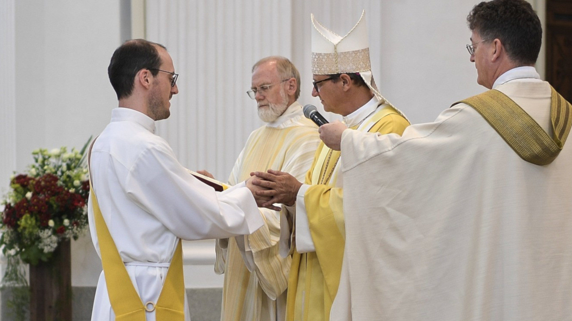 Pascal Eng (l.) wird zum Priester geweiht