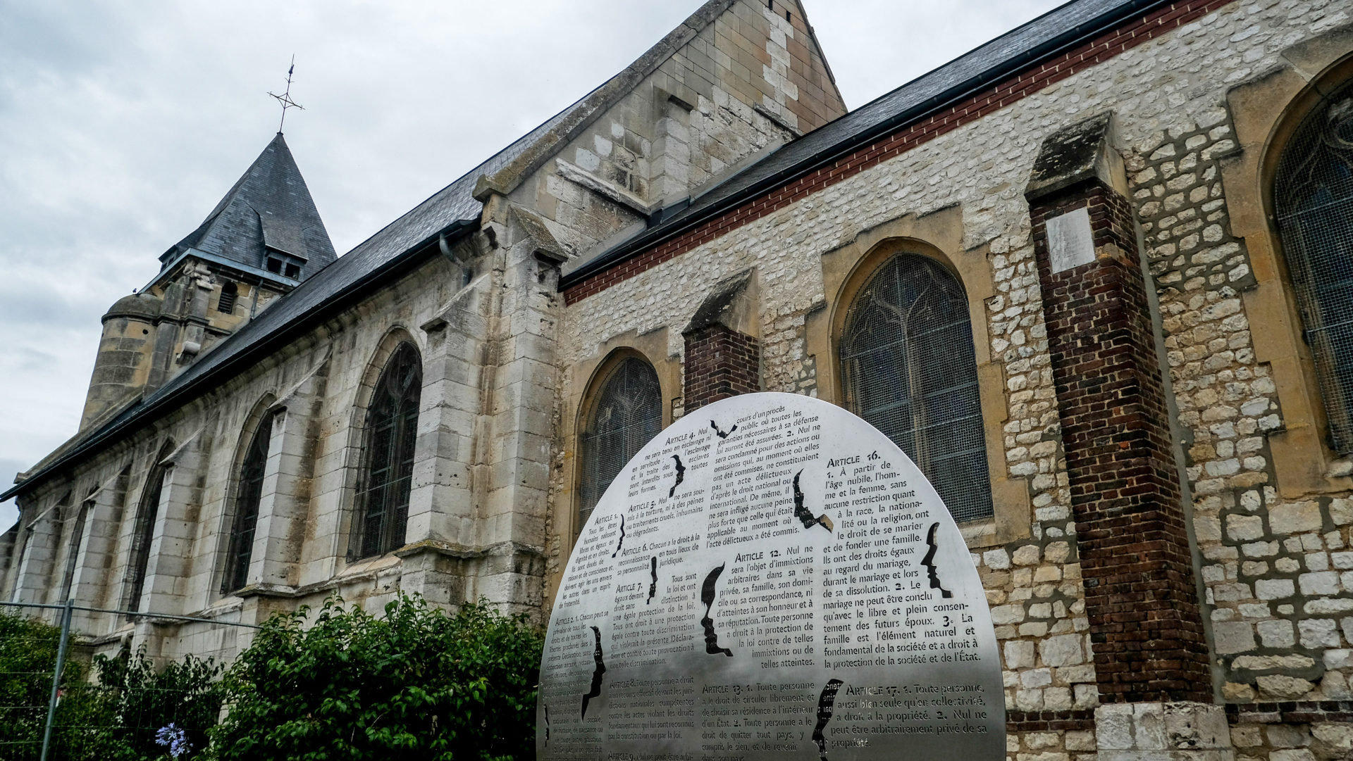 Gedenkstätte für den 2016 ermordeten Priester Jacques Hamel bei der Kirche Saint-Etienne-du-Rouvray (Frankreich)