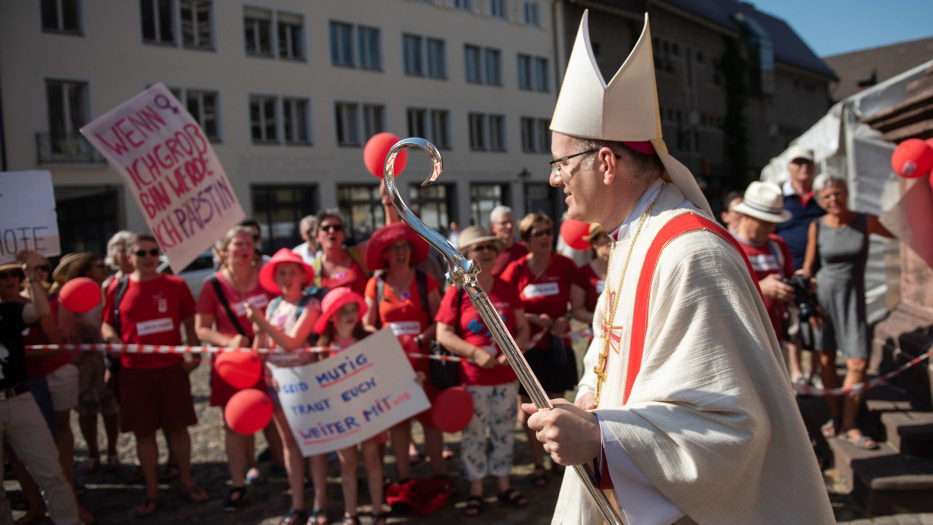 Aktivistinnen der Initiative "Maria 2.0" demonstrieren für Geschlechtergerechtigkeit in der katholischen Kirche nach der Bischofsweihe von Christian Würtz in Freiburg.