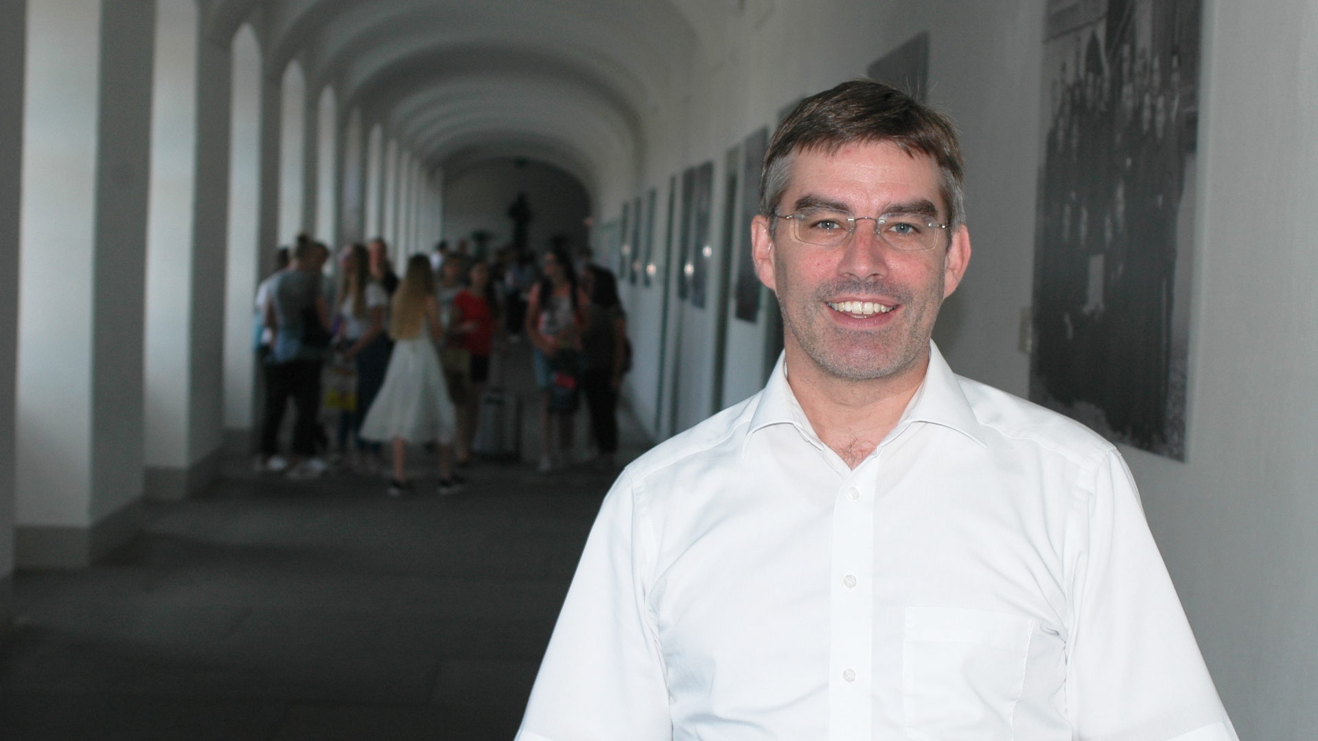 Lukas Meister im "langen Gang" des Gymnasiums Einsiedeln.