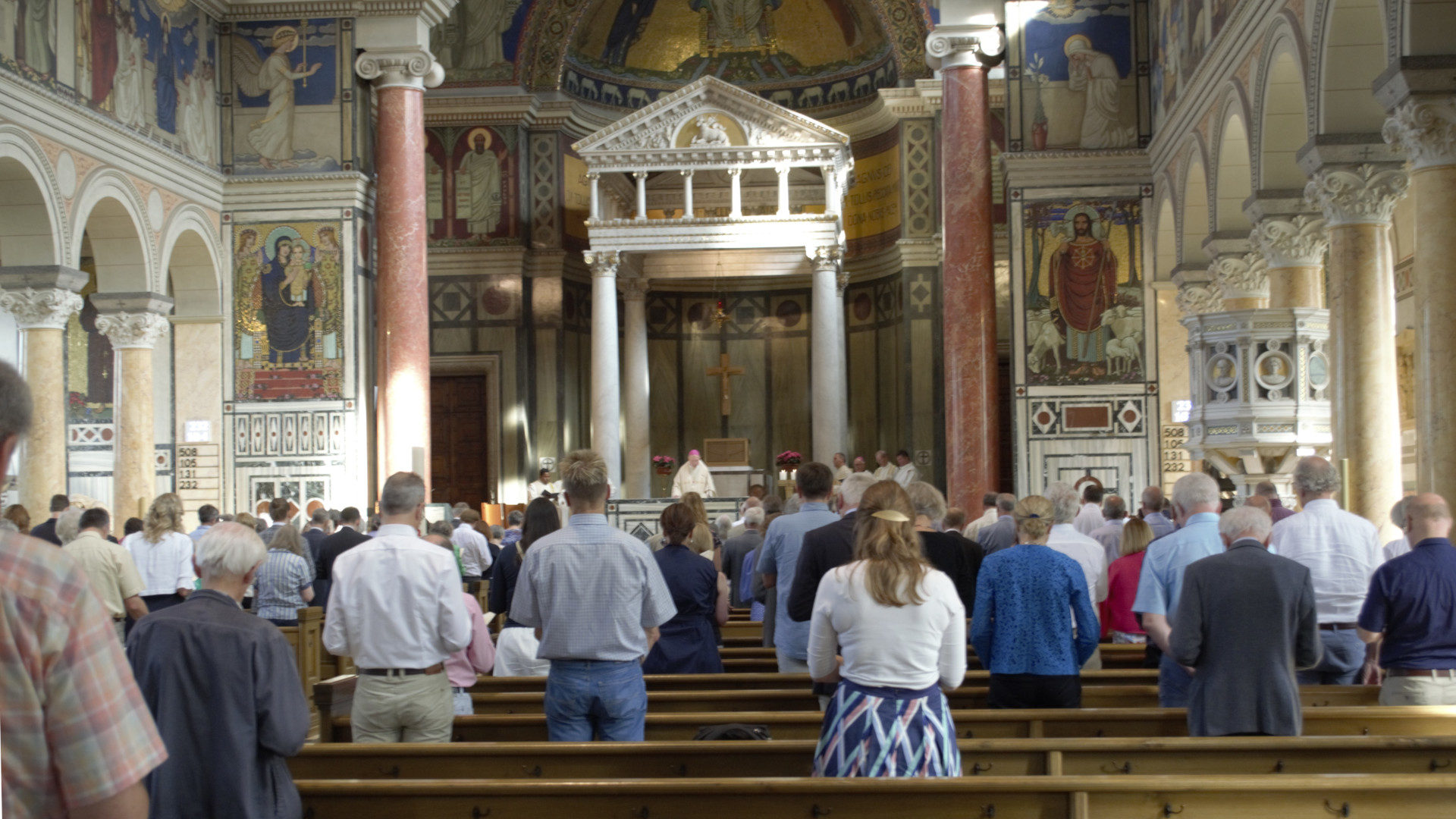 Bischof Peter Bürcher predigt in der Liebfrauenkirche Zürich.