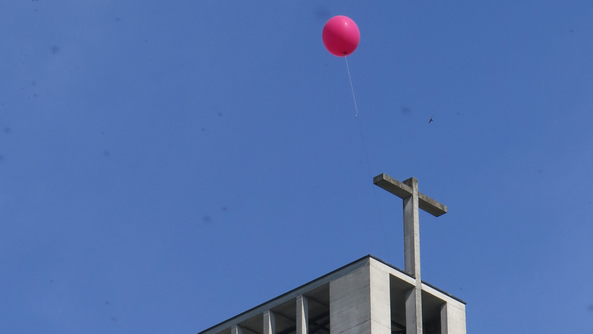 Ballon zum Frauenstreik am Turm der St.-Karli-Kirche Luzern, 2019