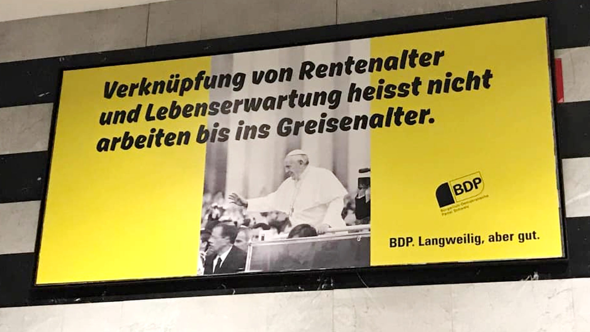 Wahlkampagne der BDP: Papst Franziskus winkt von einem Plakat.