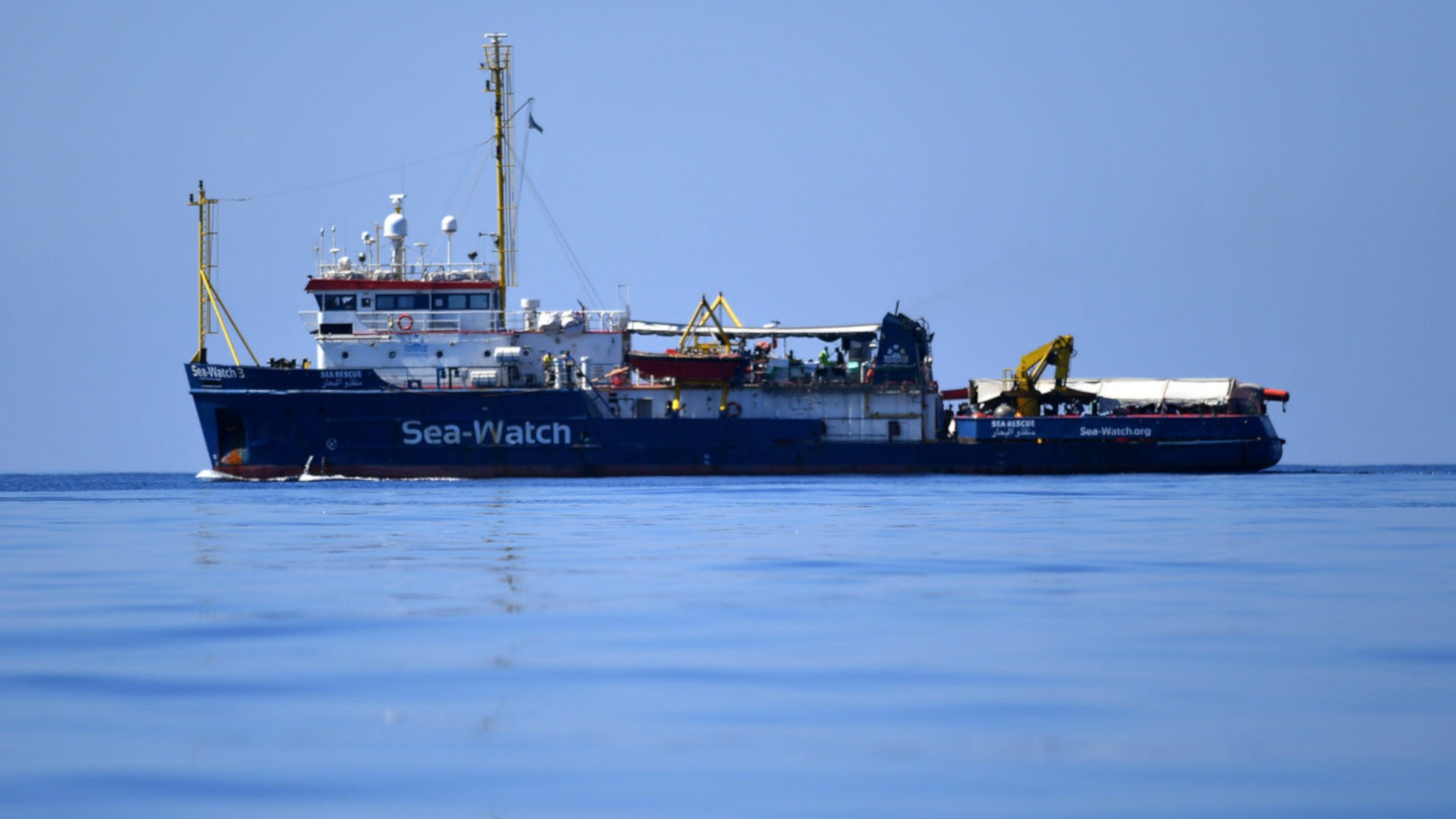 Die "Sea Watch 3" ausserhalb des Hafens von Lampedusa.