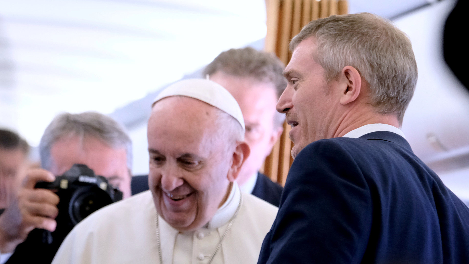 Matteo Bruni (r.) neben Papst Franziskus, 2019