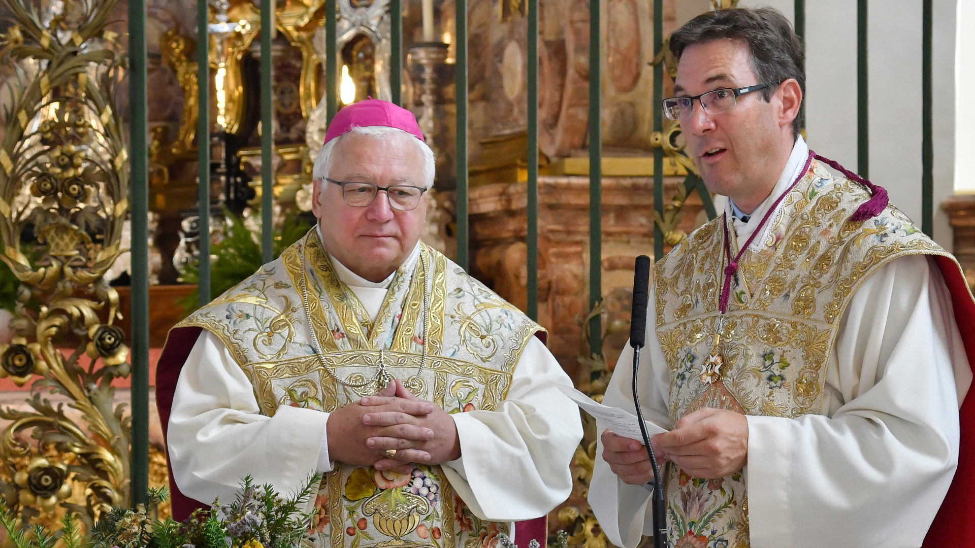 Bischof Markus Büchel und Dompfarrer Beat Grögli an einem Gottesdienst zum Gallustag, 2019.