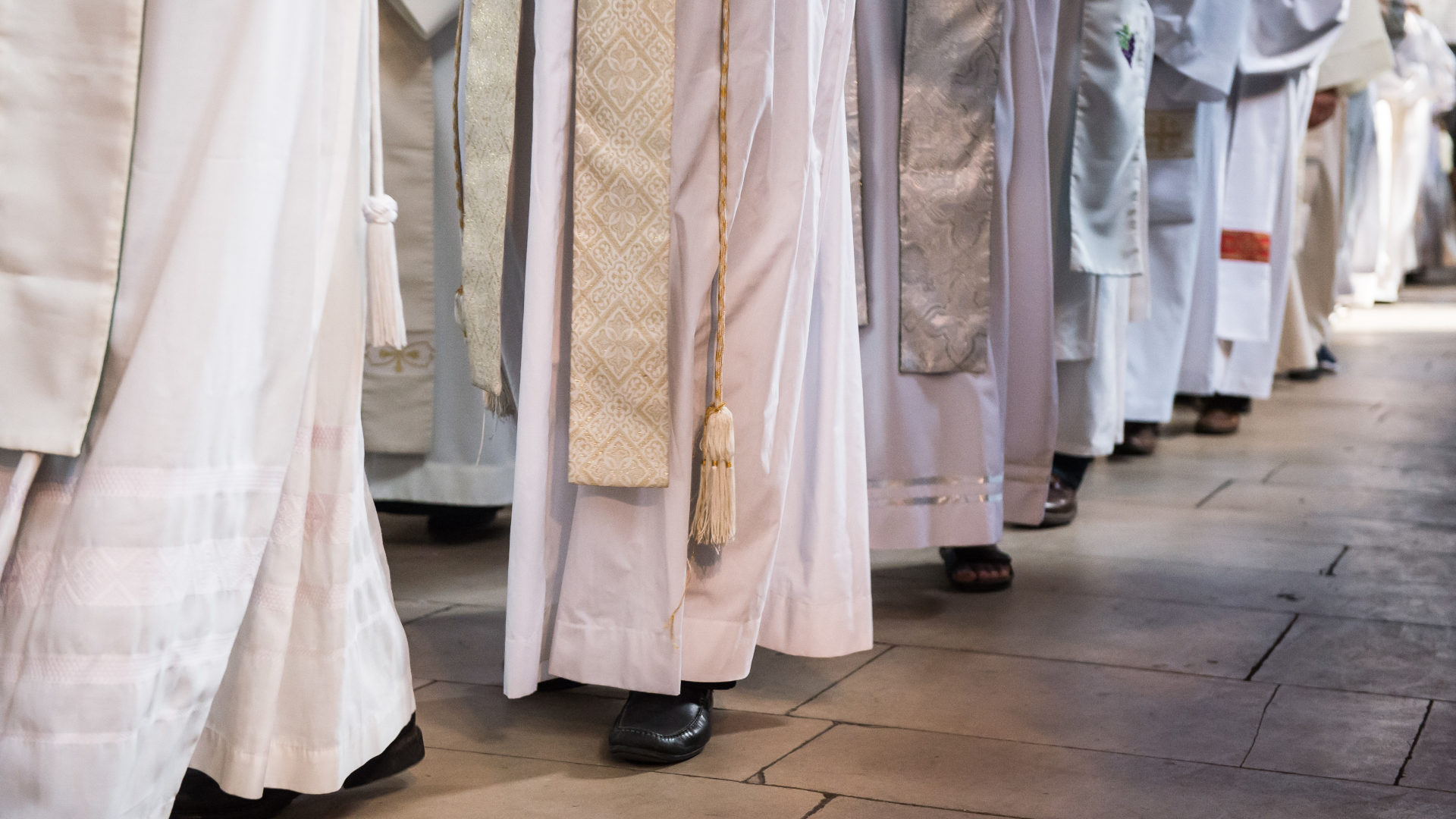 Priester beim Einzug in einen Gottesdienst