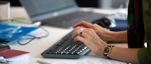 Journalistische Arbeit von kath.ch am Desk | Christoph Wider
