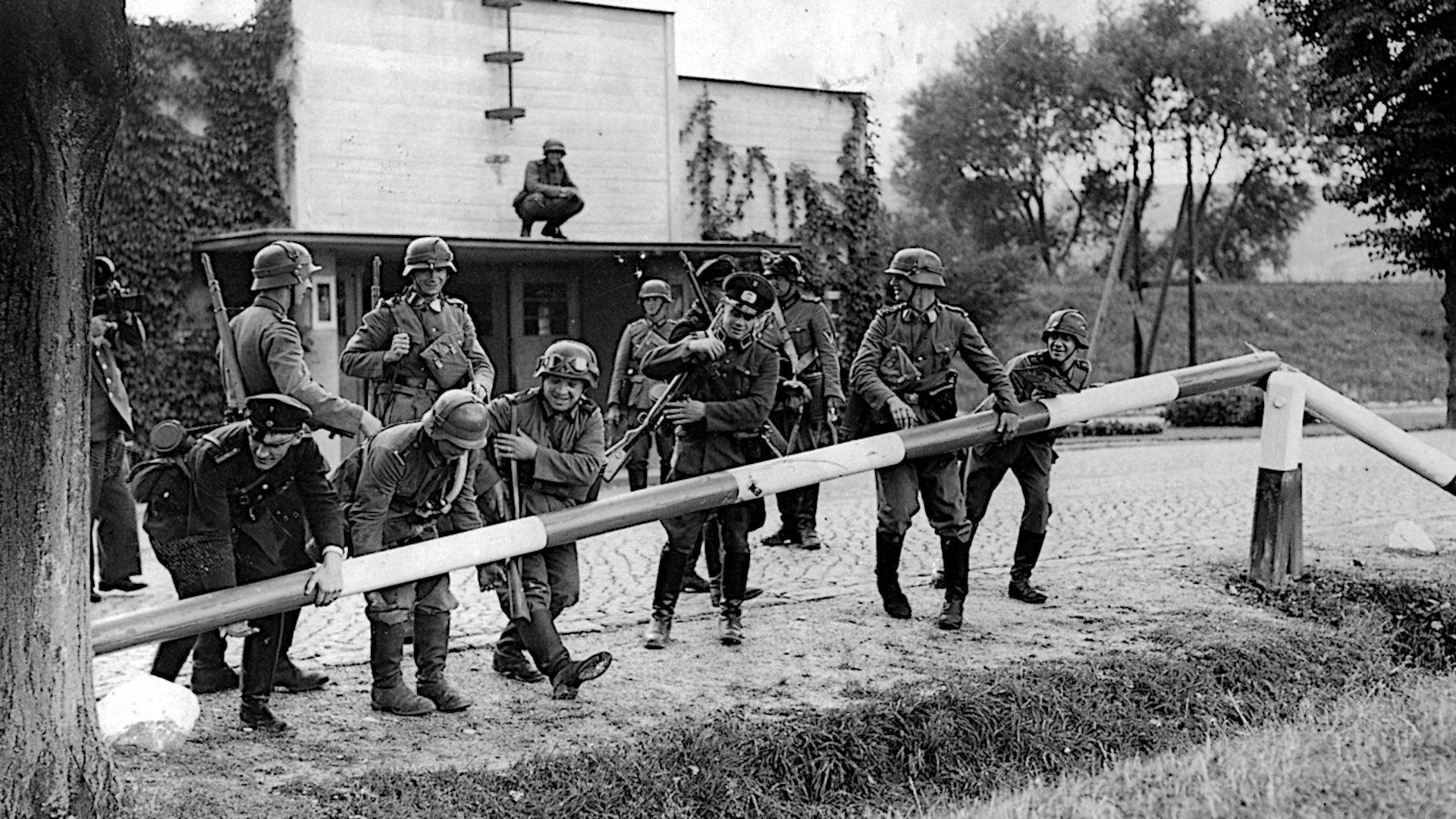 Deutsche Soldaten entfernen 1939 an der polnischen Grenze den Schlagbaum