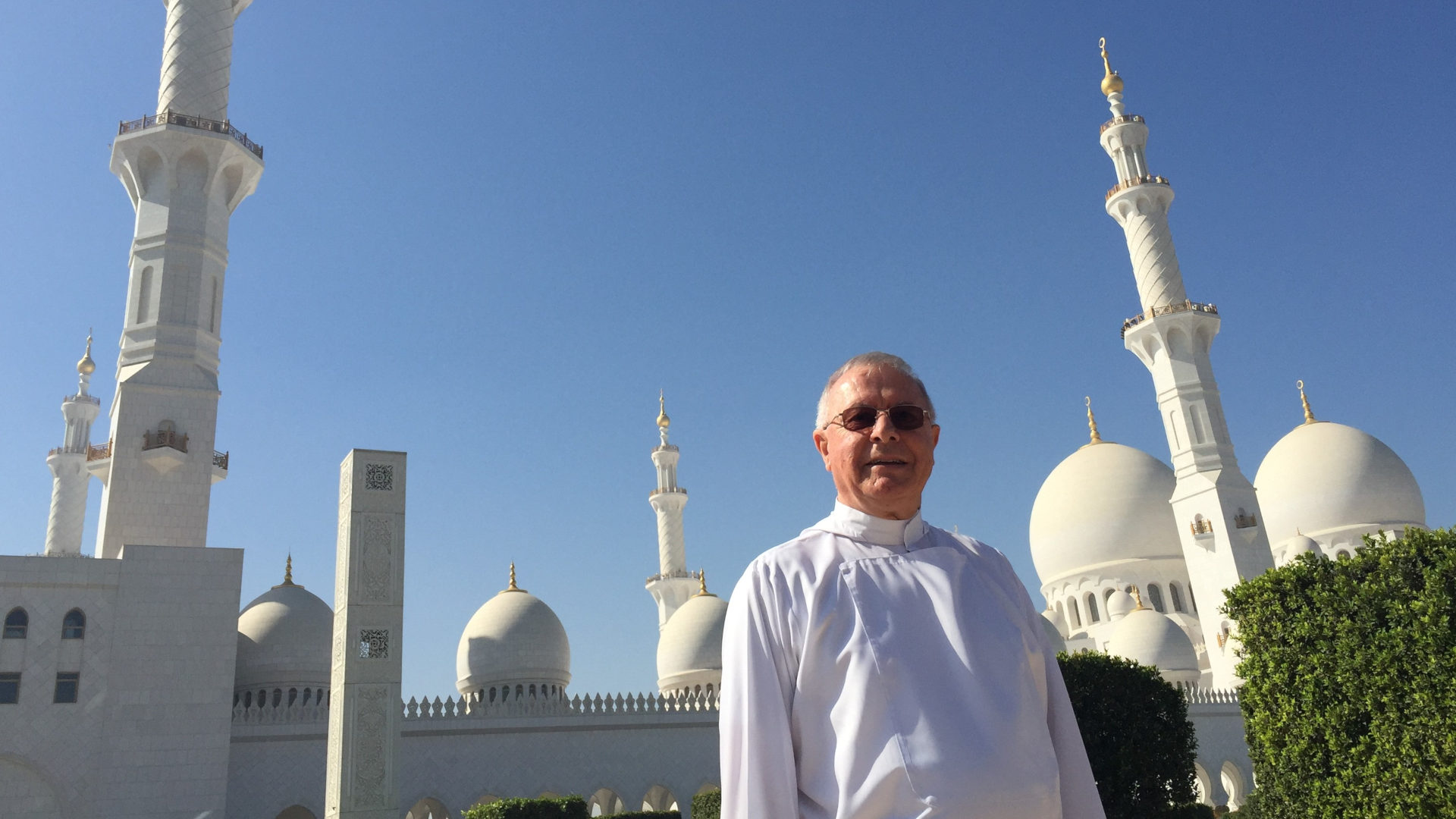 Bischof Paul Hinder vor der Scheich-Zayid-Moschee in Abu Dhabi.