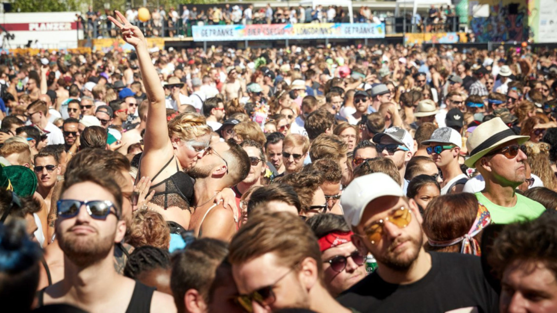 Die Streetparade lockt jährlich Tausende Technofans an.