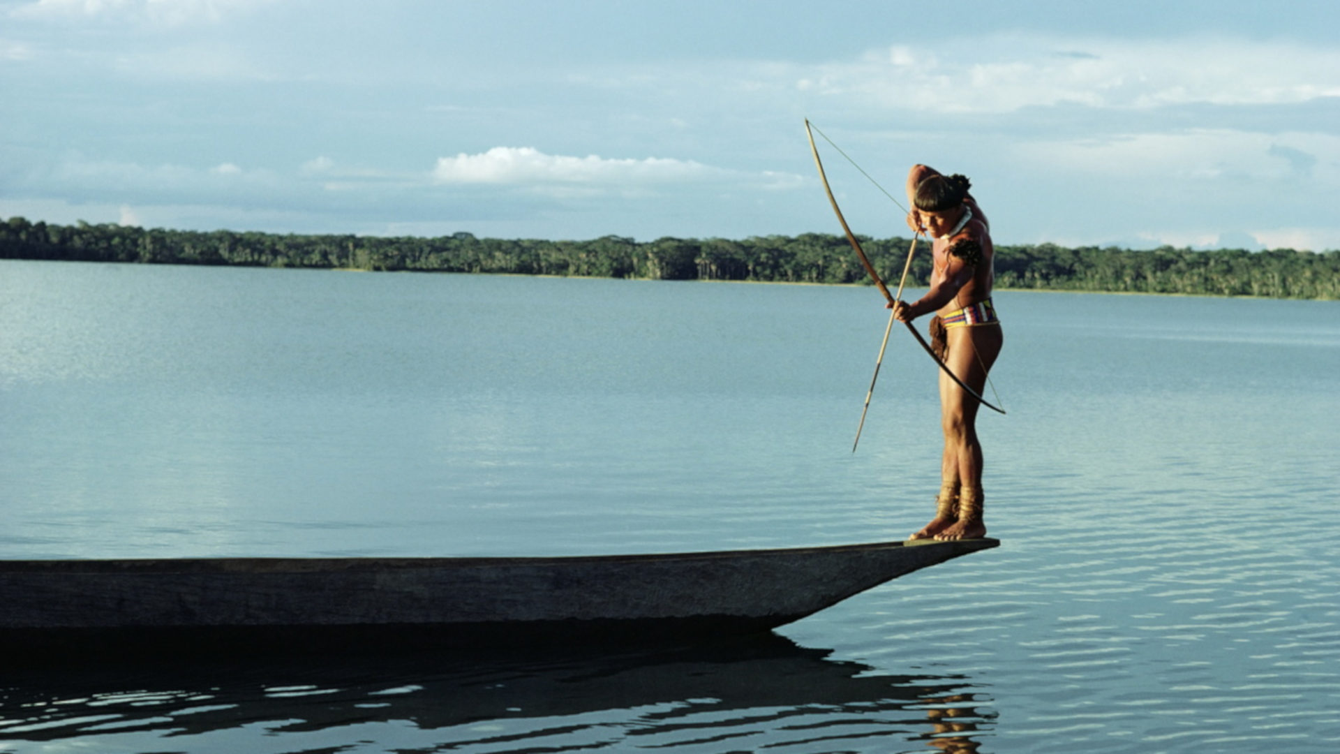 Ein Indigener beim Fischen mit Pfeil und Bogen in der Region des Flusses Xingu.