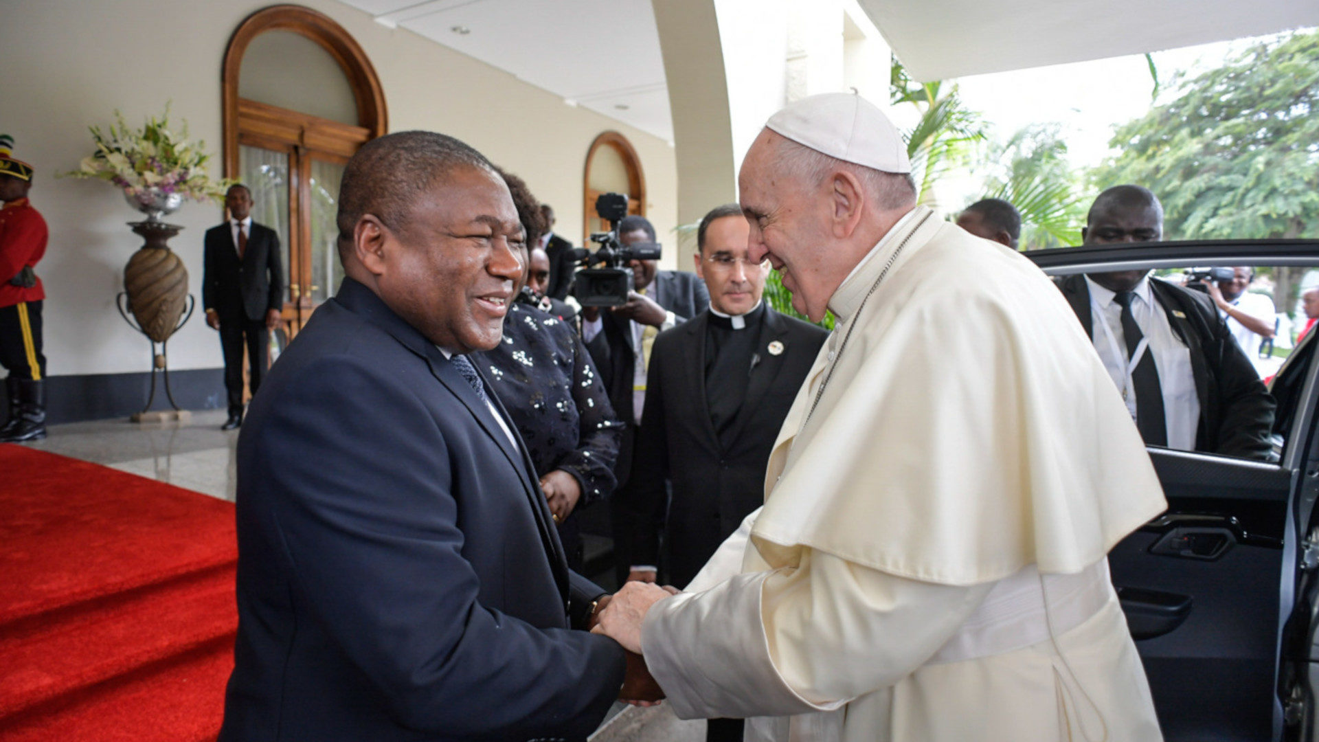 Mosambiks Staatspräsident Filipe Nyusi begrüsst Papst Franziskus 2019 in Maputo