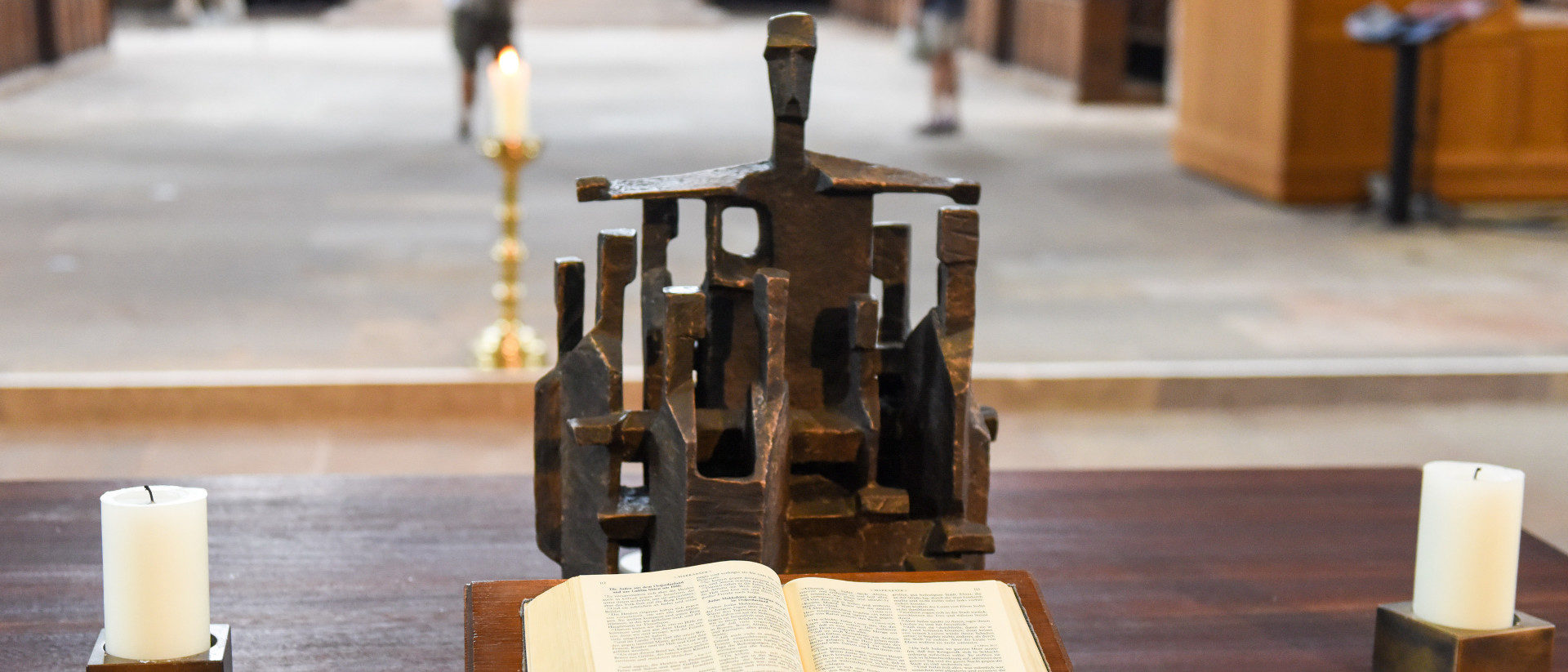 Aufgeschlagene Bibel auf einem Altar in der evangelisch-lutherischen Kirche Sankt Lorenz in Nürnberg.