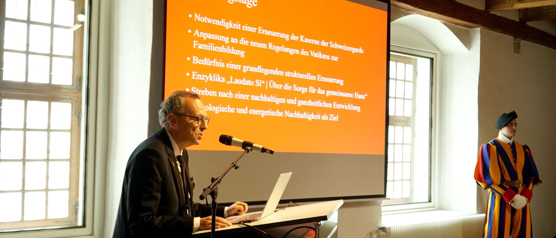 Aldo Nolli vom Tessiner Architekturbüro Durisch + Nolli informiert über den Neubau der Kaserne.