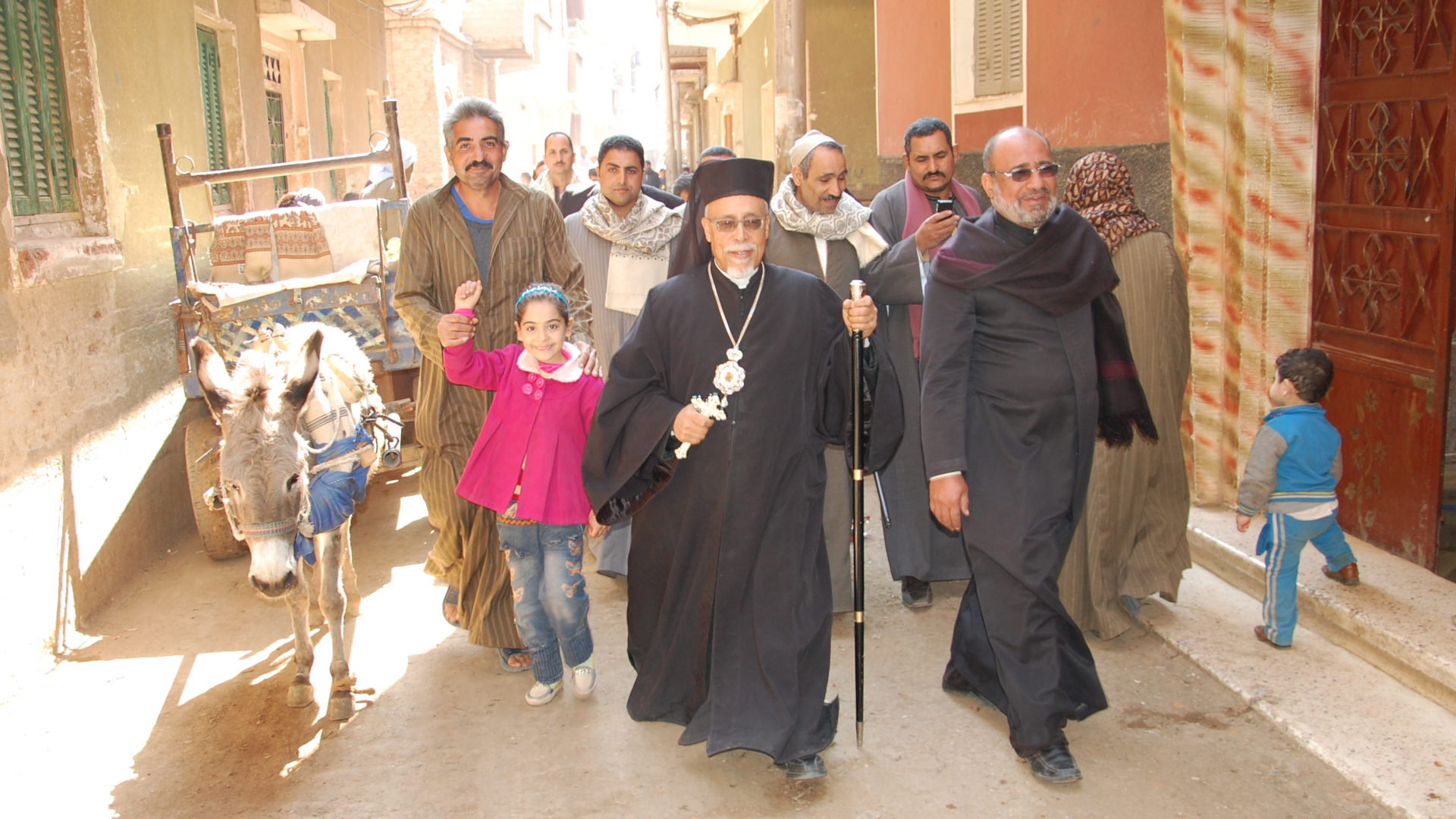 Bischof Samaan (Mitte) schreitet mit Gläubigen durch die Stadt