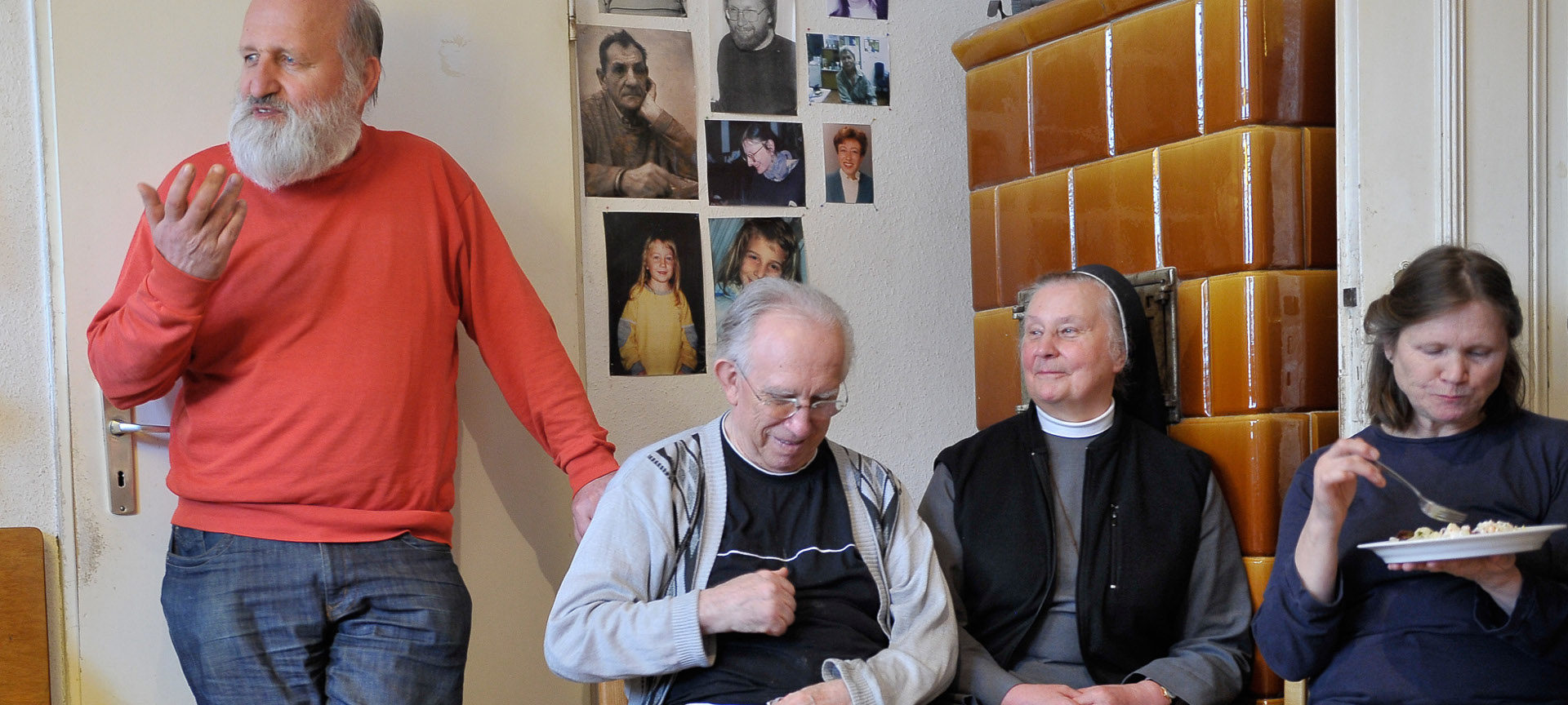 Jesuiten-WG an der Naunynstrasse in Berlin-Kreuzberg  mit Christian Herwartz (roter Pullover)