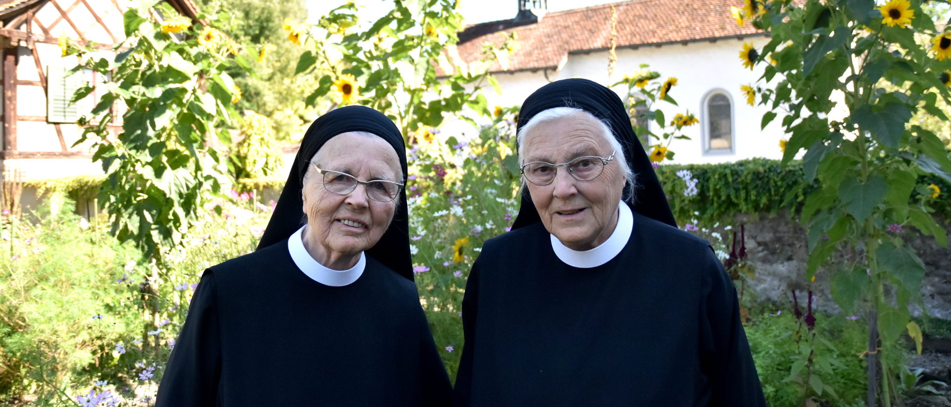 Schwester Fidelis Schmid (l.) und Schwester Andrea Felder (r.) im Garten des Klosters Fahr
