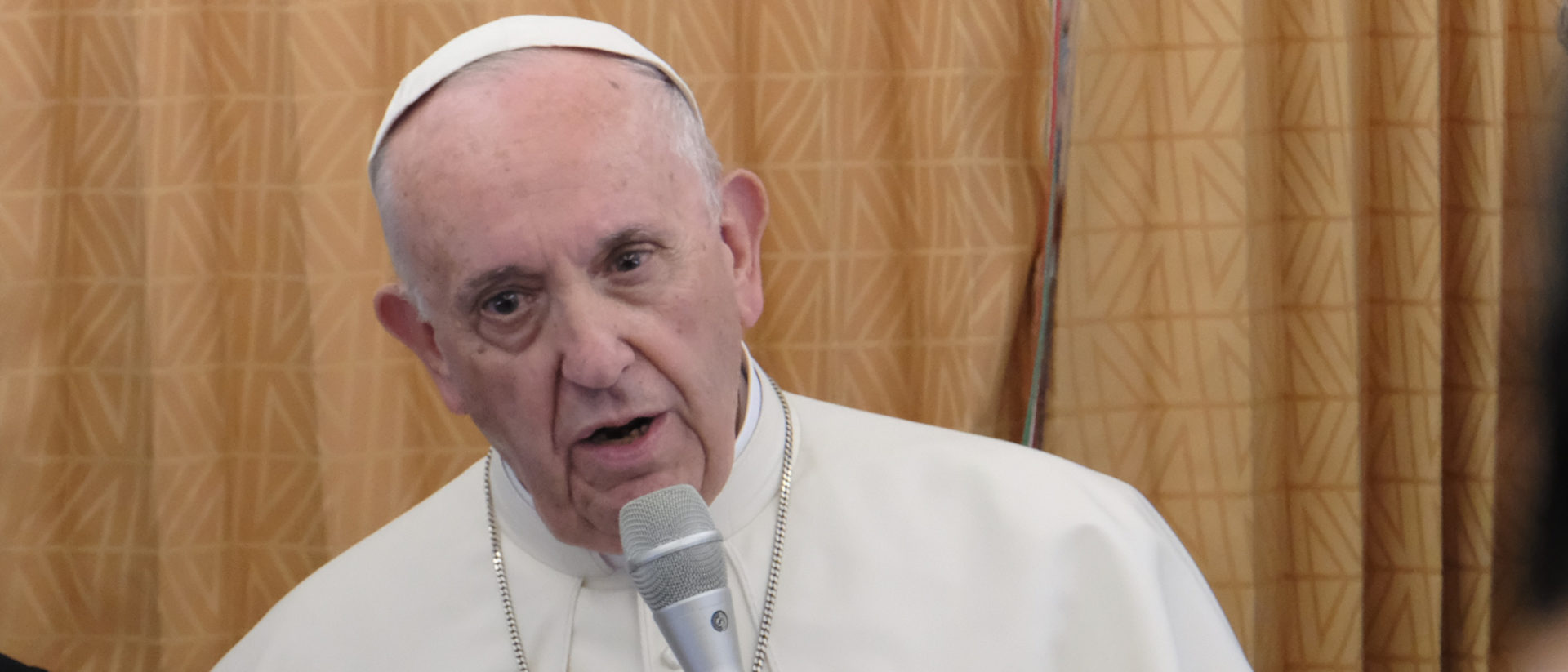 Papst Franziskus bei einer Pressekonferenz