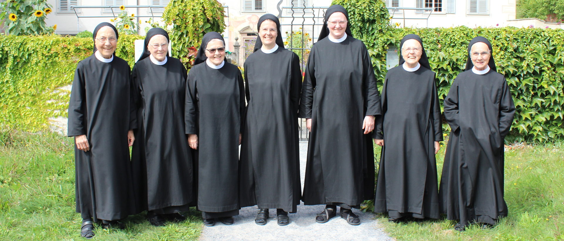 Die Schwestern des Klosters Fahr engagieren sich für "Voices of Faith". 4.v.l.: Priorin Irene Gassmann.