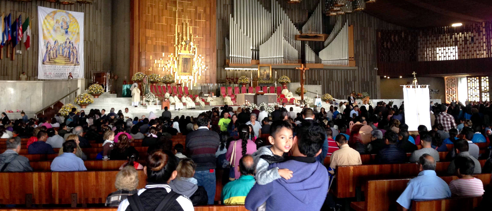 Festgottesdienst in der Wallfahrtskirche der Virgen de Guadalupe auf einer Anhöhe über Ciudad de México