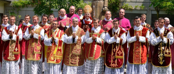 Priester und Diakone der Piusbruderschaft in Ecône (VS) im Jahr 2016. | FSSPX