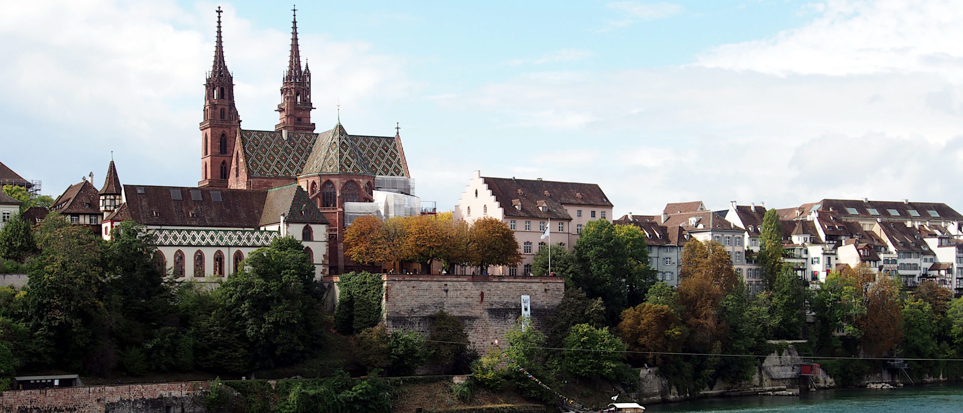 Die Pfalz als Terrasse des Münsters 18 Meter über dem Rhein ist eines der Wahrzeichen Basels