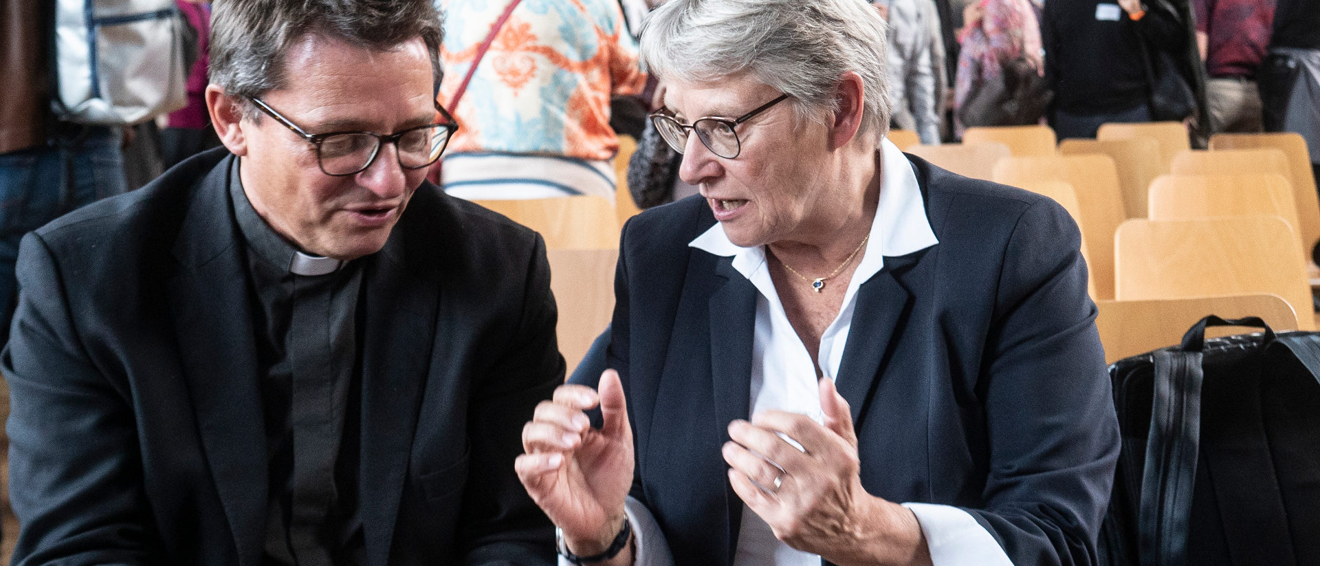 Béatrice Métraux im Gespräch mit Bischof Felix Gmür.