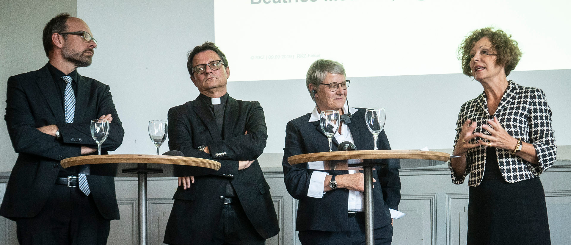 Beatrice Müller moderiert das Podium mit Béatrice Métraux, Felix Gmür und Luc Humbel (von rechts).