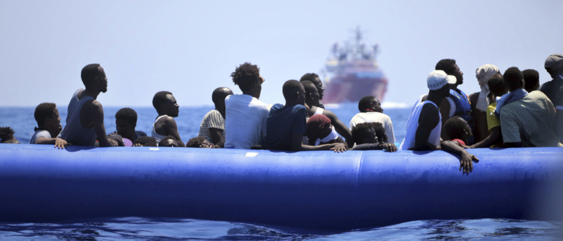 Migranten warten am 12. August auf Hilfe durch die "Ocean Viking".