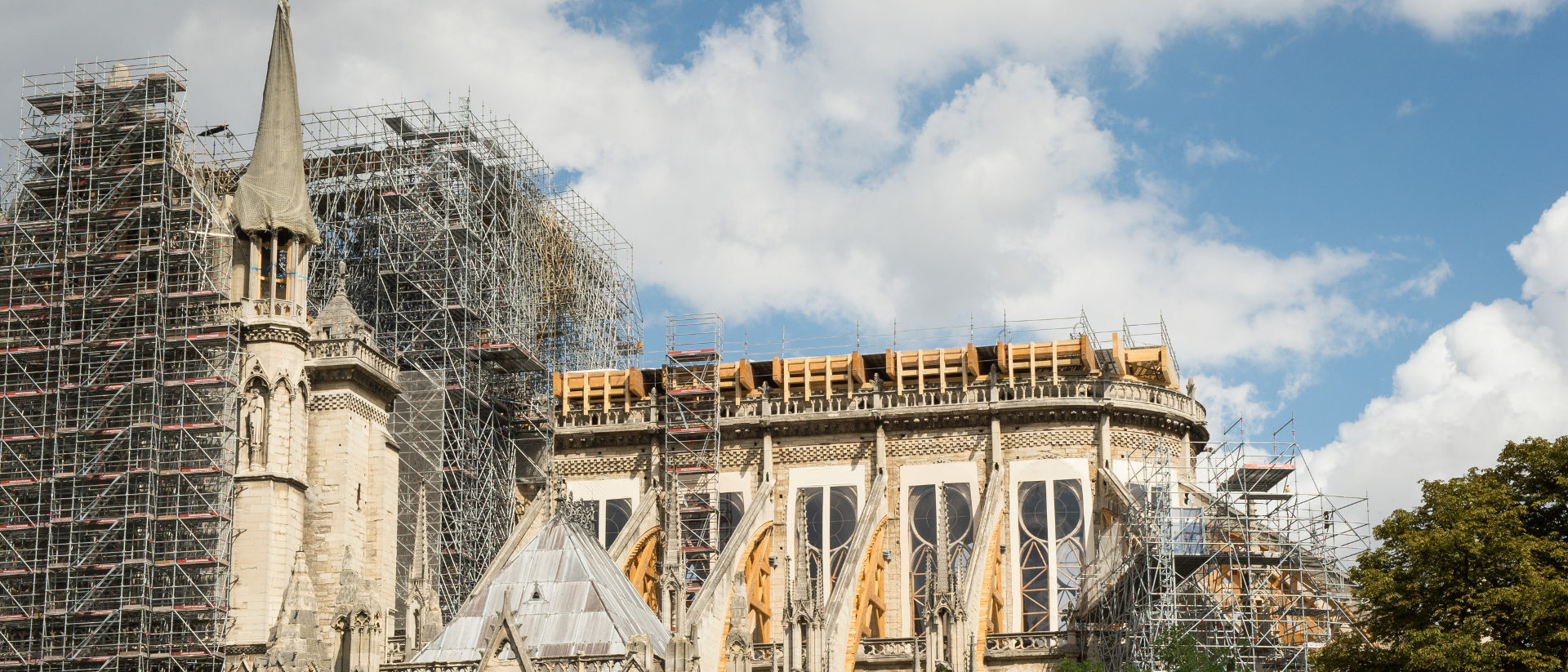 Die Kathedrale Notre-Dame in Paris mit Baugerüsten