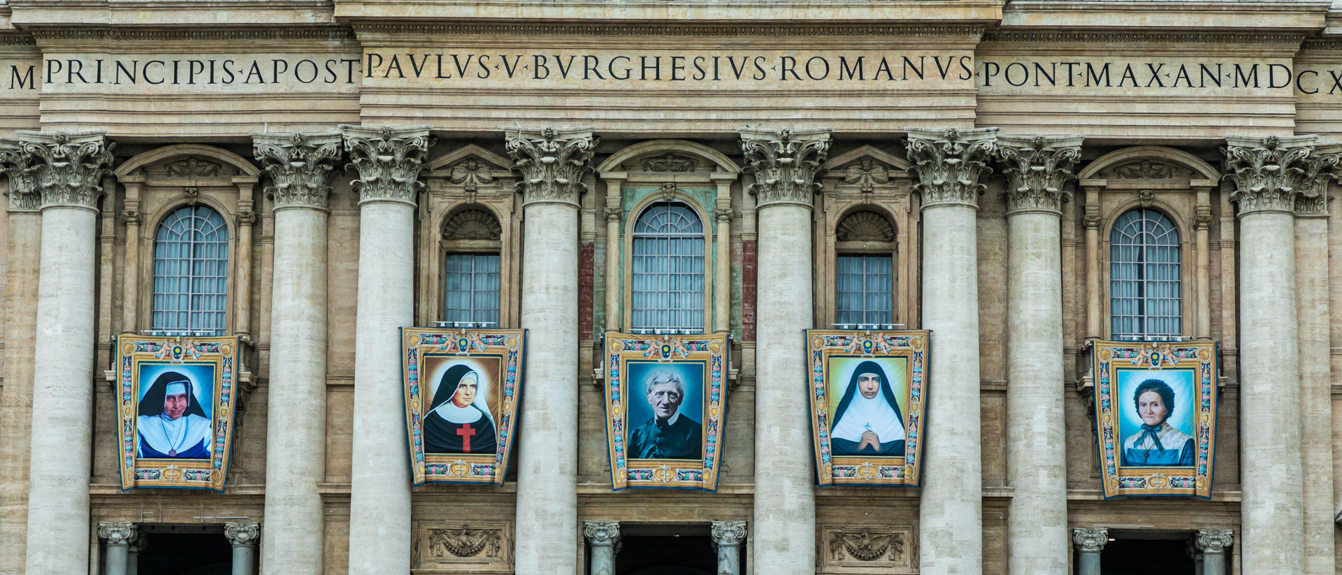 Die Bildnisse der fünf Personen, die am 13. Oktober heiliggesprochen wurden. Darunter die Schweizerin Marguerite Bays (rechts).