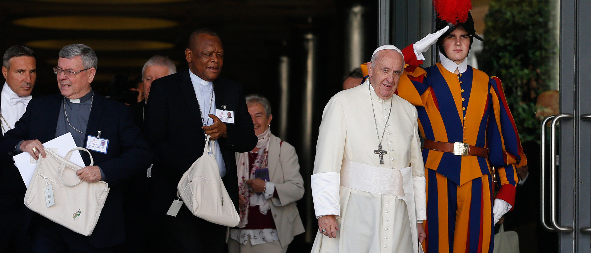 Papst Franziskus mit Teilnehmern der Amazonas-Bischofssynode im Vatikan.